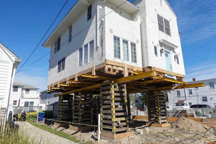 Located in Seattle, Washington, we are a company that specializes in house lifting, small distance house moving, piles and foundations.